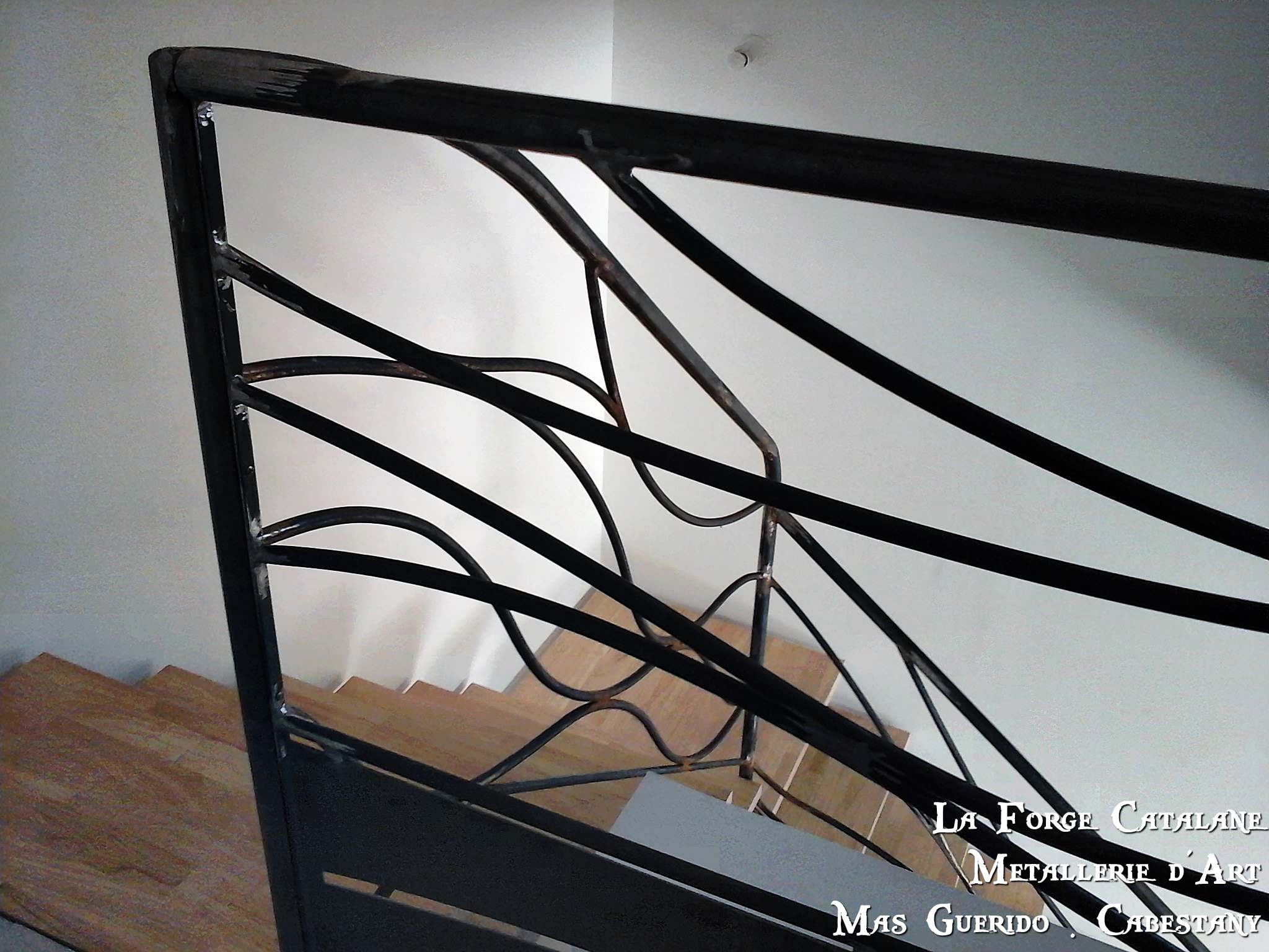 detail escalier limon central fer tube marche bois quart tournant forge catalane cabestany (2).jpg